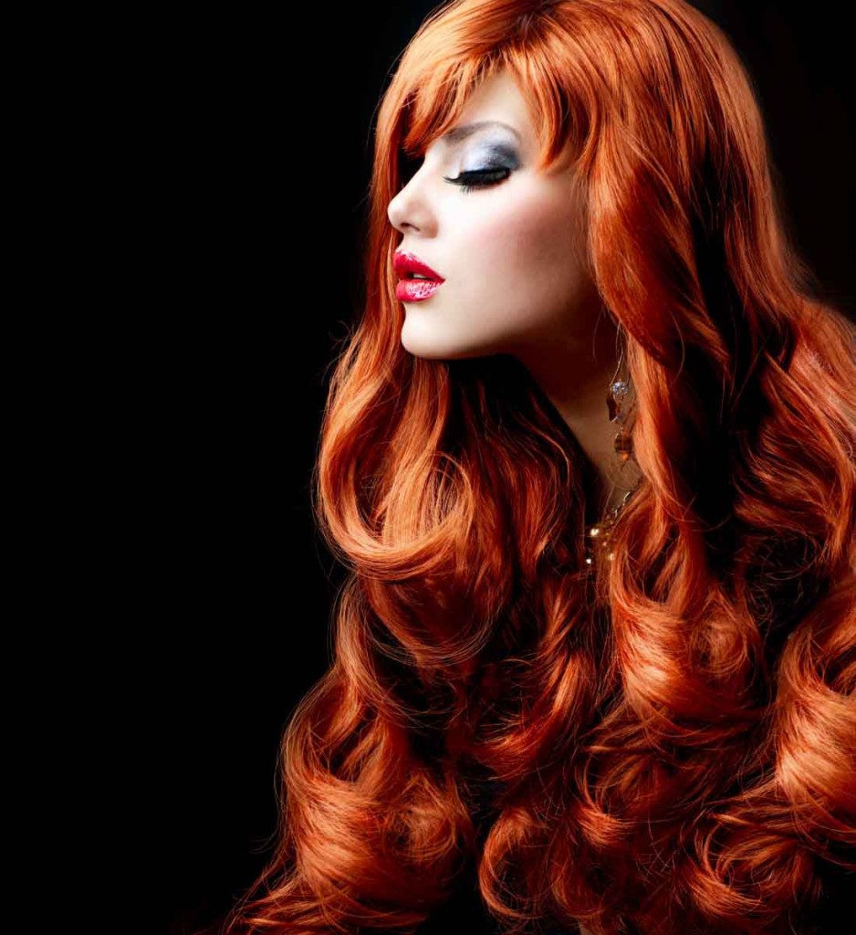 Odvažna frizura s upečatljivom bojom i prekrasnim kovrčama na dugoj kosi.