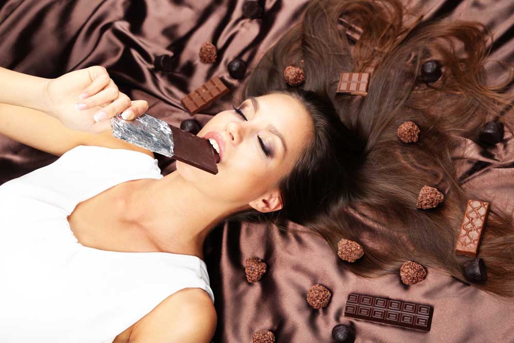 Bakini savjeti Woman lying on brown atlas covered by chocolate and candies
